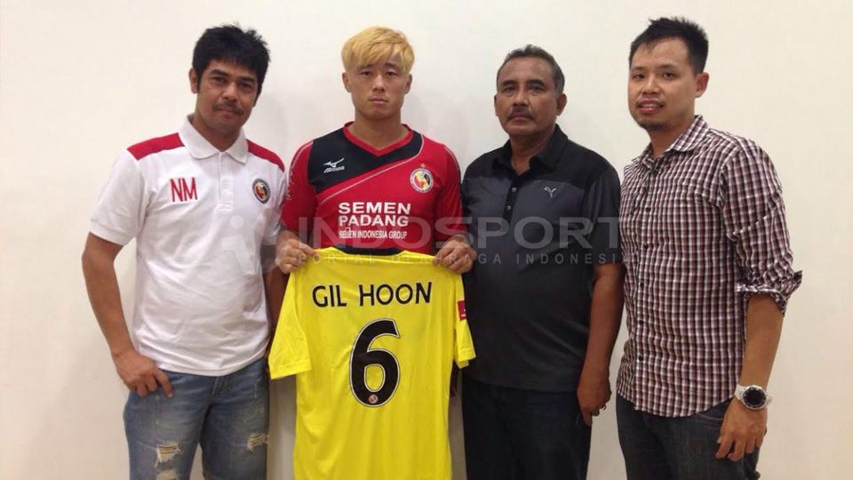 Lee Gil Hoon (dua dari kiri) foto bersama pelatih Nilmaizar, manajer Suranto, dan agen Gabriel Budi, beberapa saat setelah menandatangani kontrak bersama Semen Padang. Copyright: &copy; Taufik Hidayat/Indosport